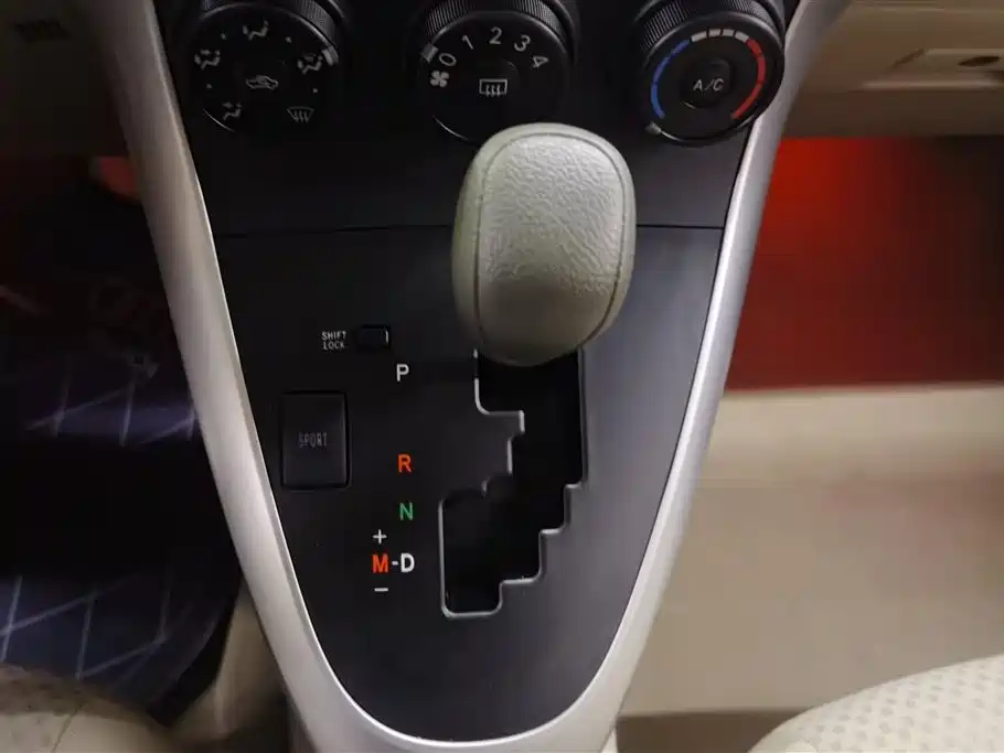 Toyota E'Z 2014 Xingyao 180E CVT Elite фото 16