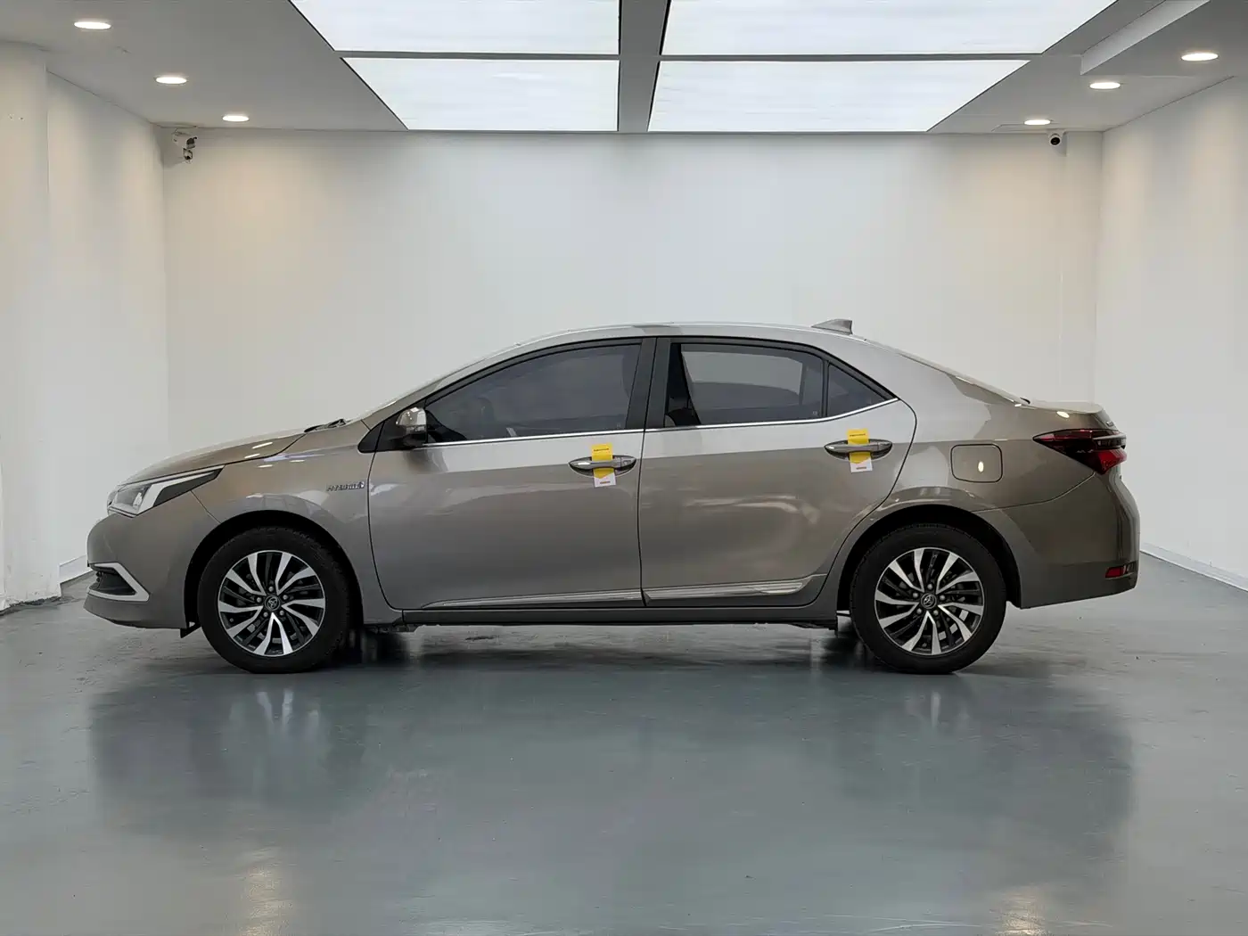Toyota Corolla 2016 Dual Hybrid 1.8L E-CVT Elite Edition фото 17