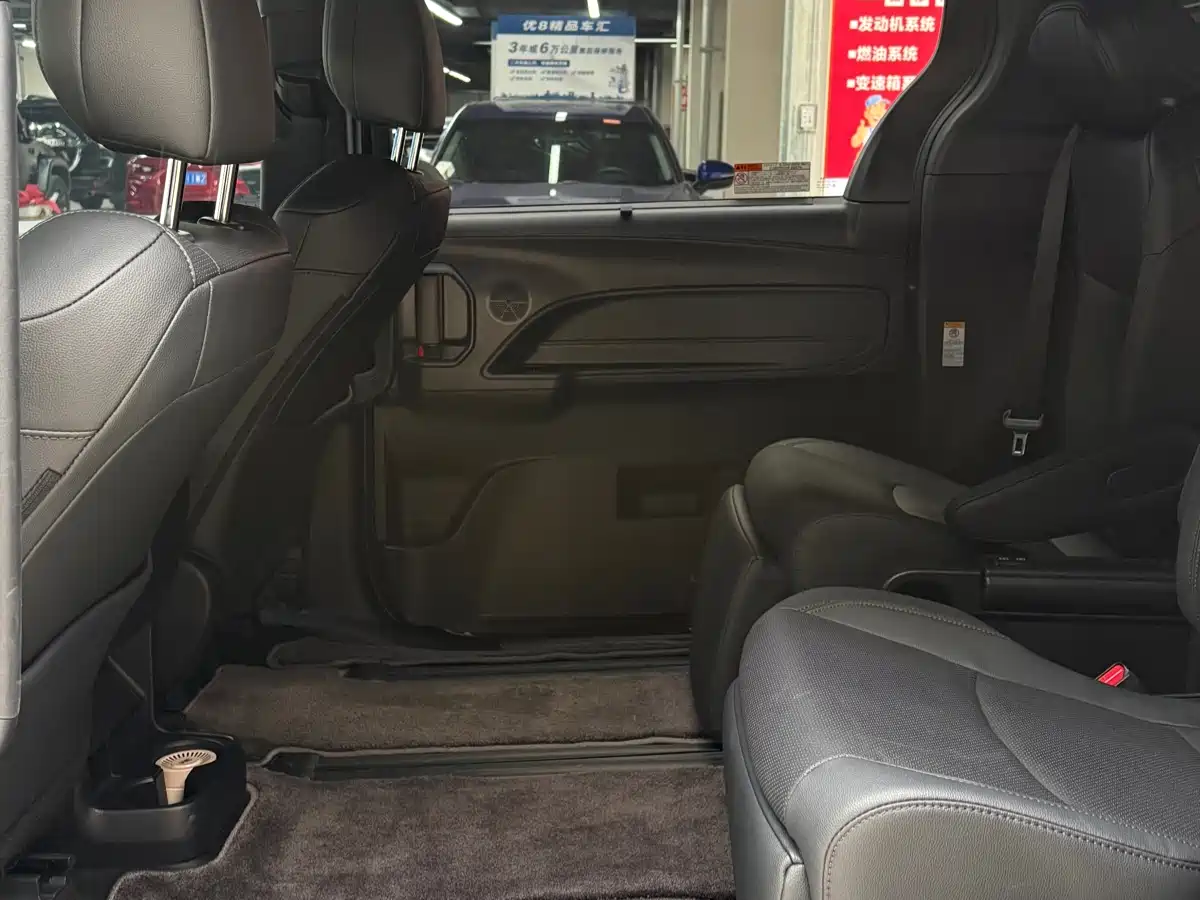 Toyota Sienna 2023 2.5L Hybrid Premium Edition фото 6