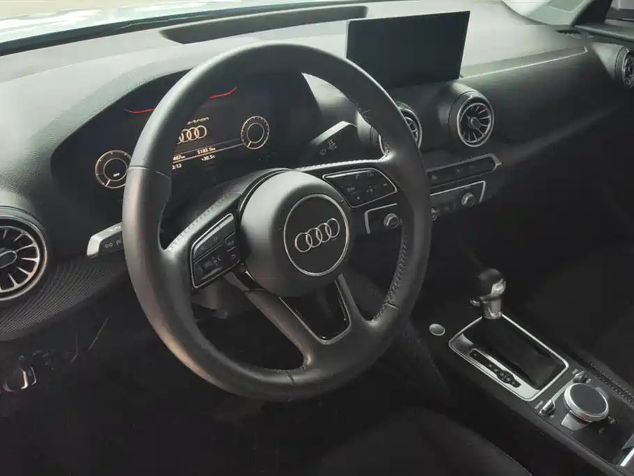 AUDI Q2L E TRON