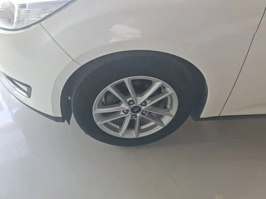 Фото 23 - Ford Focus