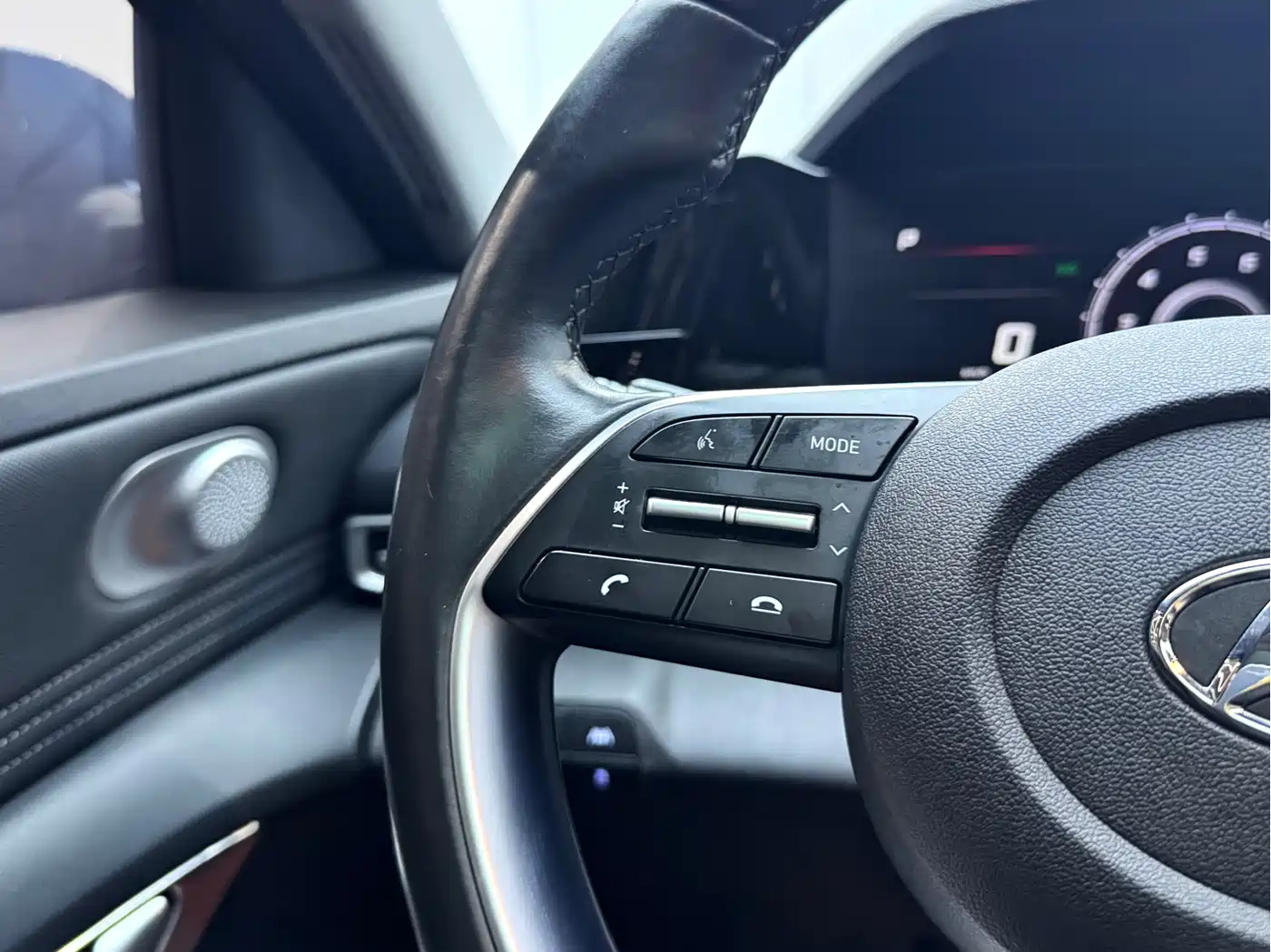 Hyundai Elantra 2021 1.5L CVT LUX Premium Edition фото 18
