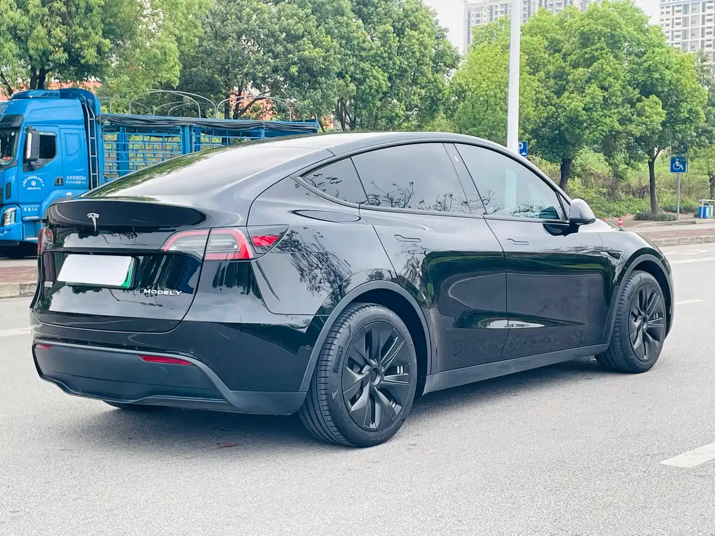 TESLA MODEL Y