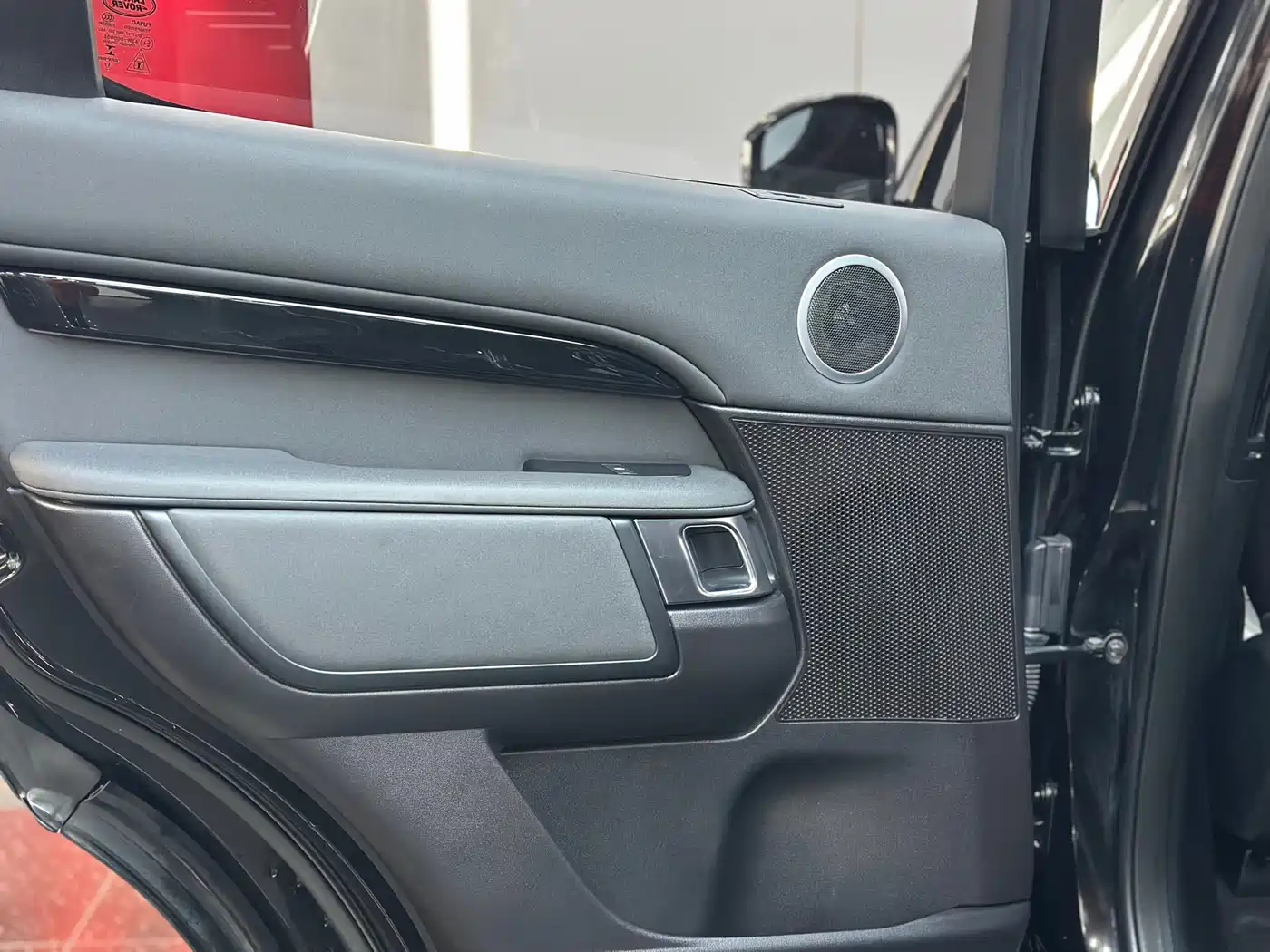 Land Rover Discovery 2017 3.0 SC V6 SE фото 9