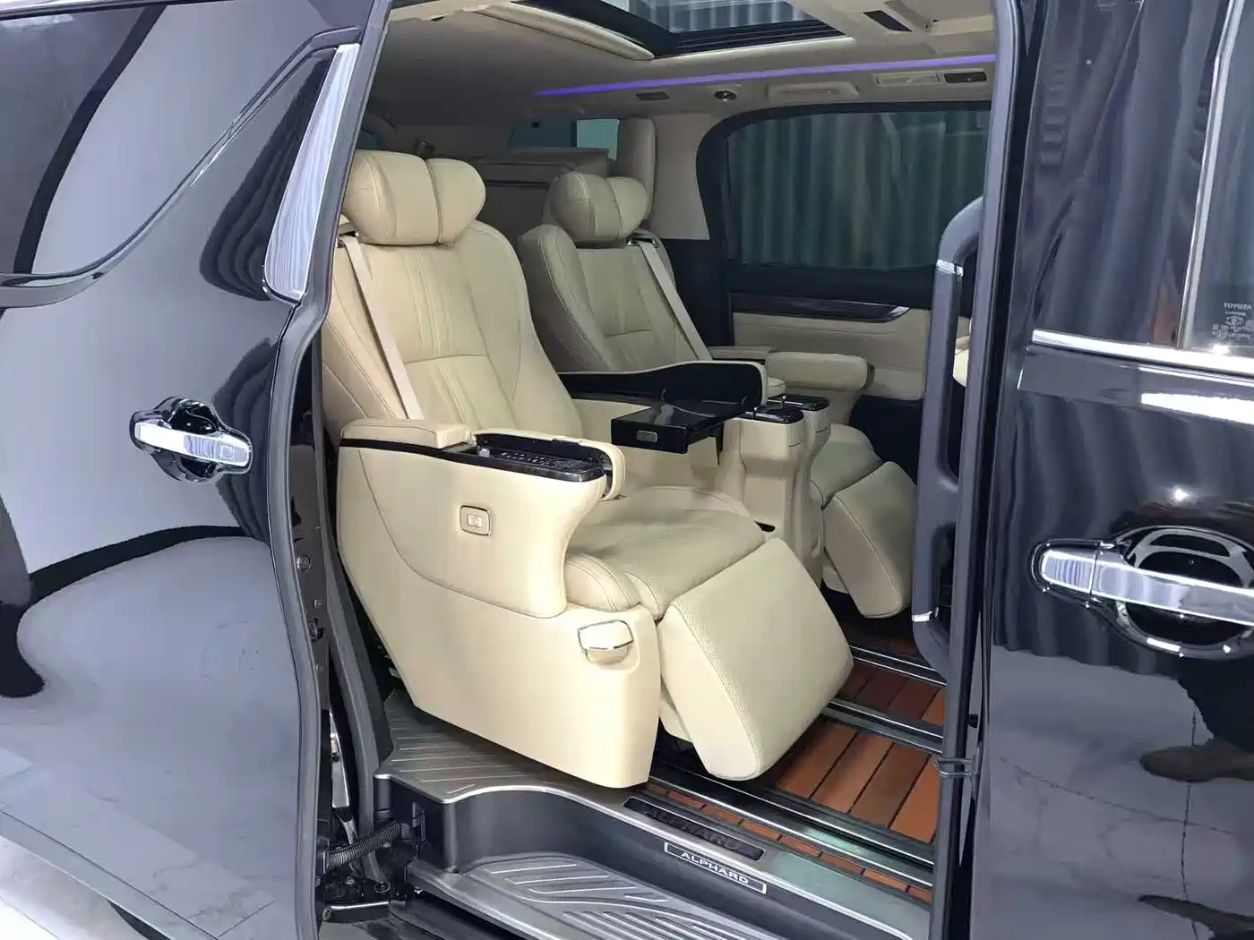 Toyota Alphard 2019 Hybrid 2.5L Premium Edition фото 10