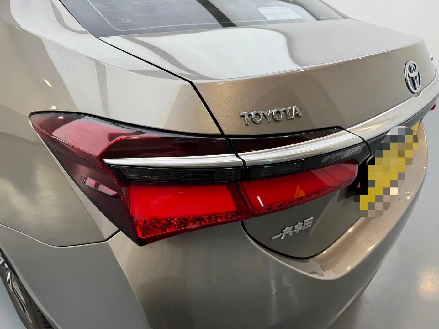 Toyota Corolla 2016 Dual Hybrid 1.8L E-CVT Elite Edition фото 7