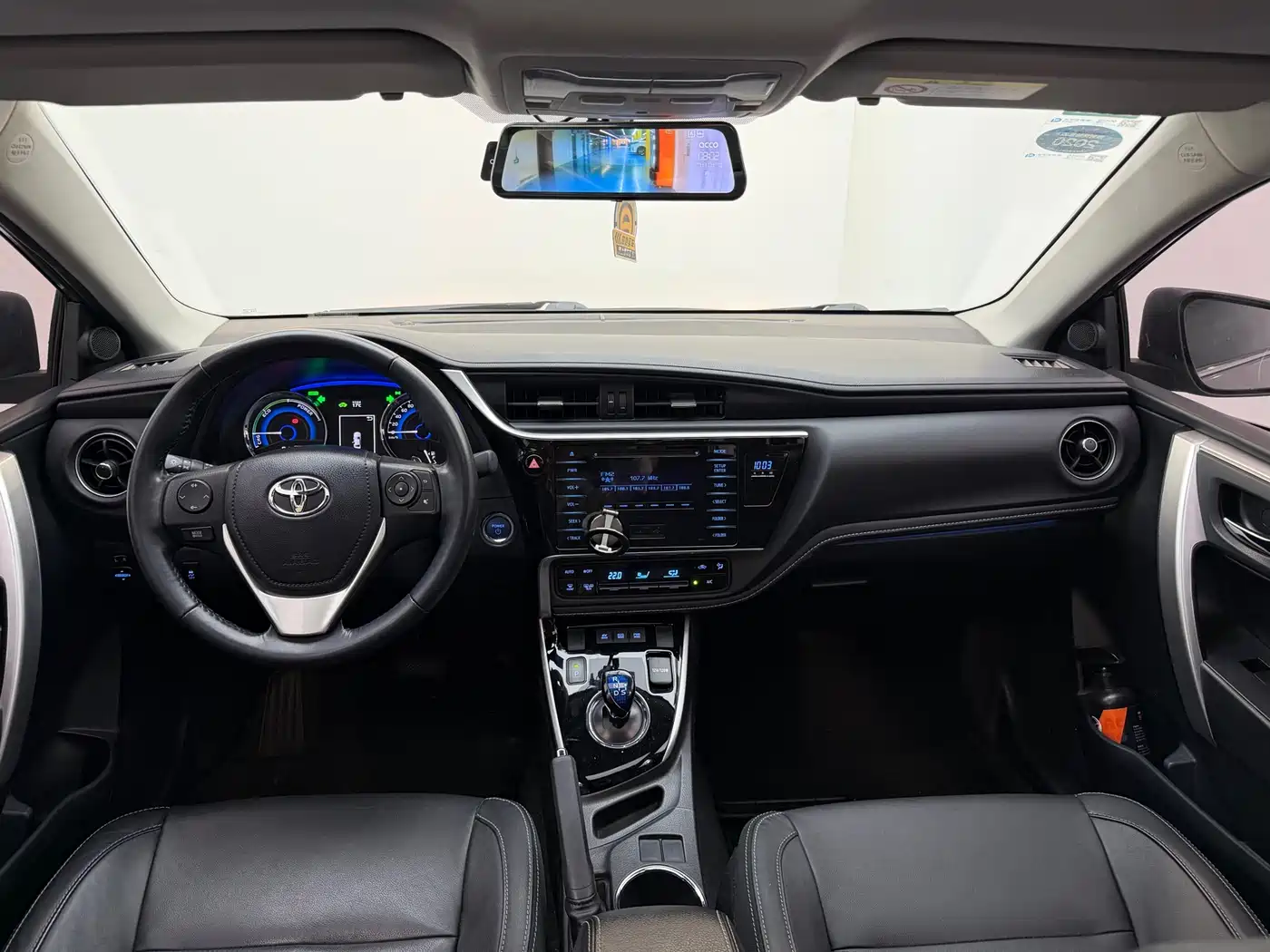 Toyota Corolla 2016 Dual Hybrid 1.8L E-CVT Elite Edition фото 11
