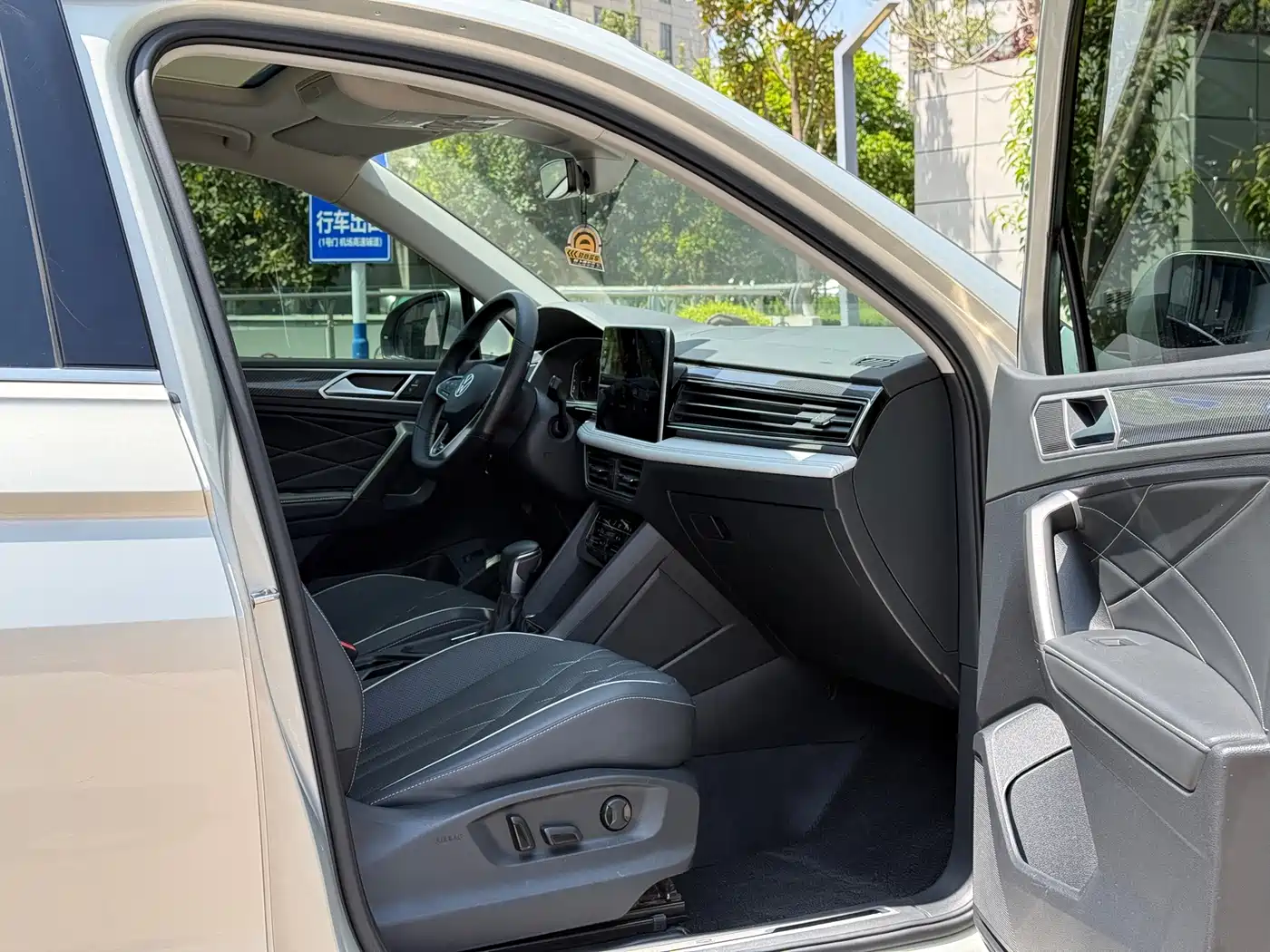 Volkswagen Tiguan L 2023 Facelift 330TSI Auto FWD R-Line Premium фото 10