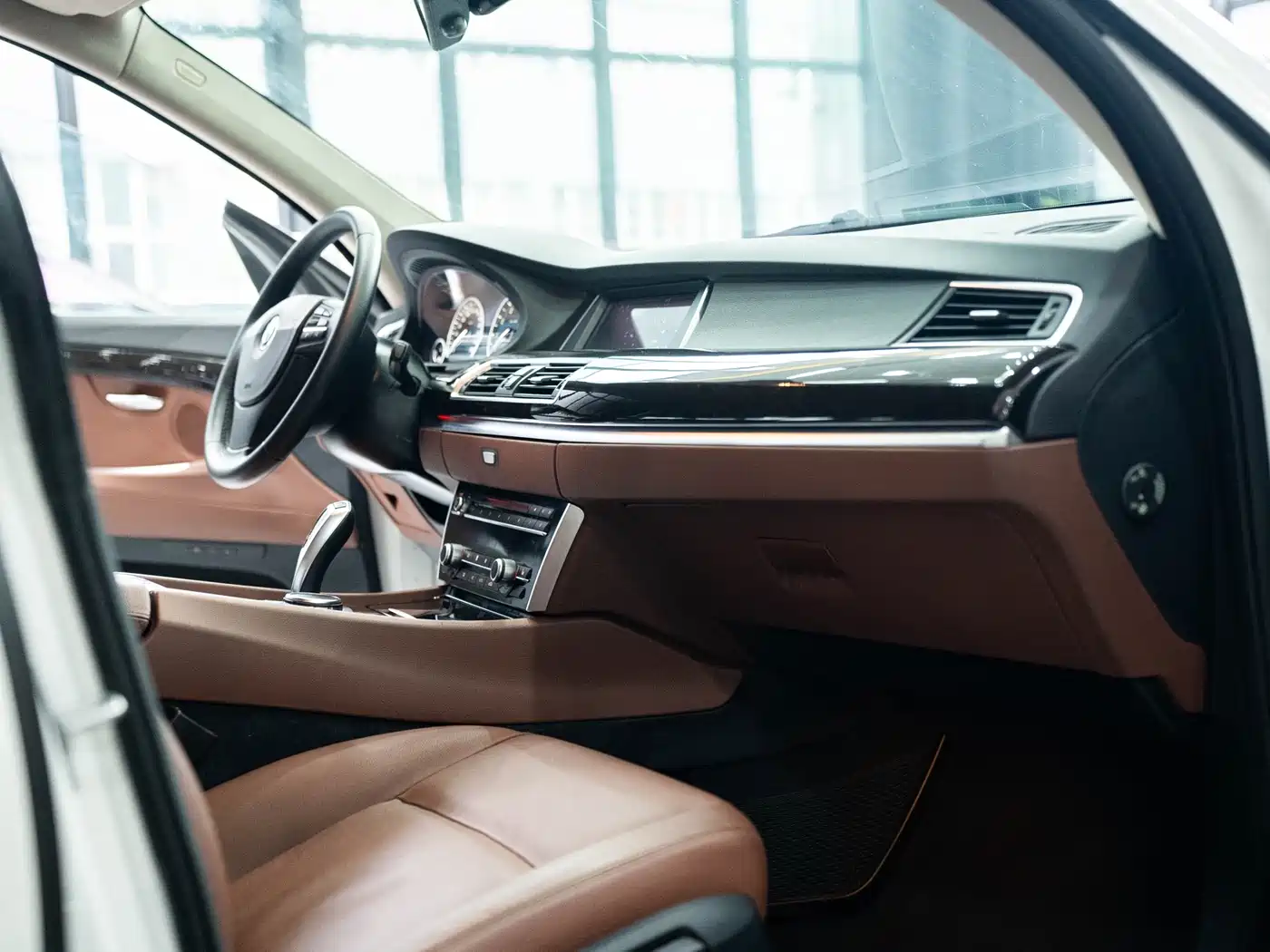 BMW 5 Series GT 2014 528i Leading фото 25