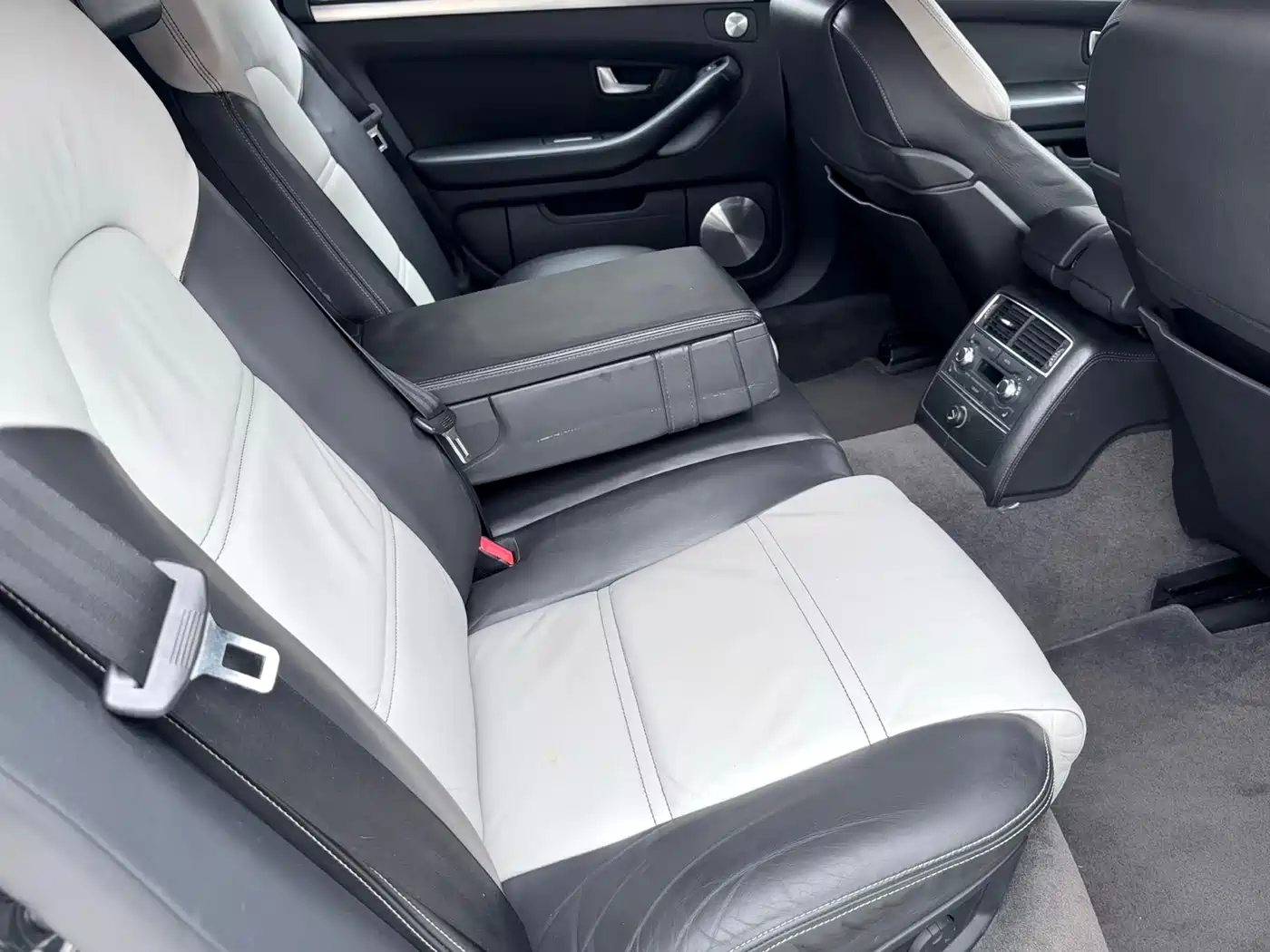 Audi S8 2008 Model S8 5.2FSI quattro фото 3