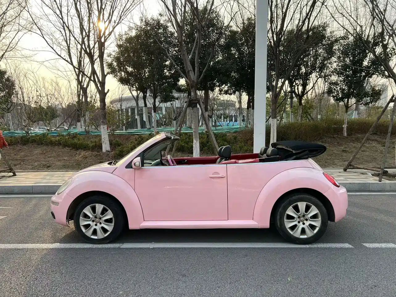 Volkswagen Beetle 2010 Model 2.0 BlackOrange Convertible Luxury Edition фото 4