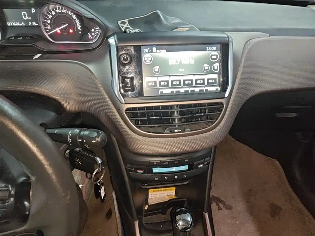Peugeot 2008 2014 1.6L Automatic Fashion Edition фото 13