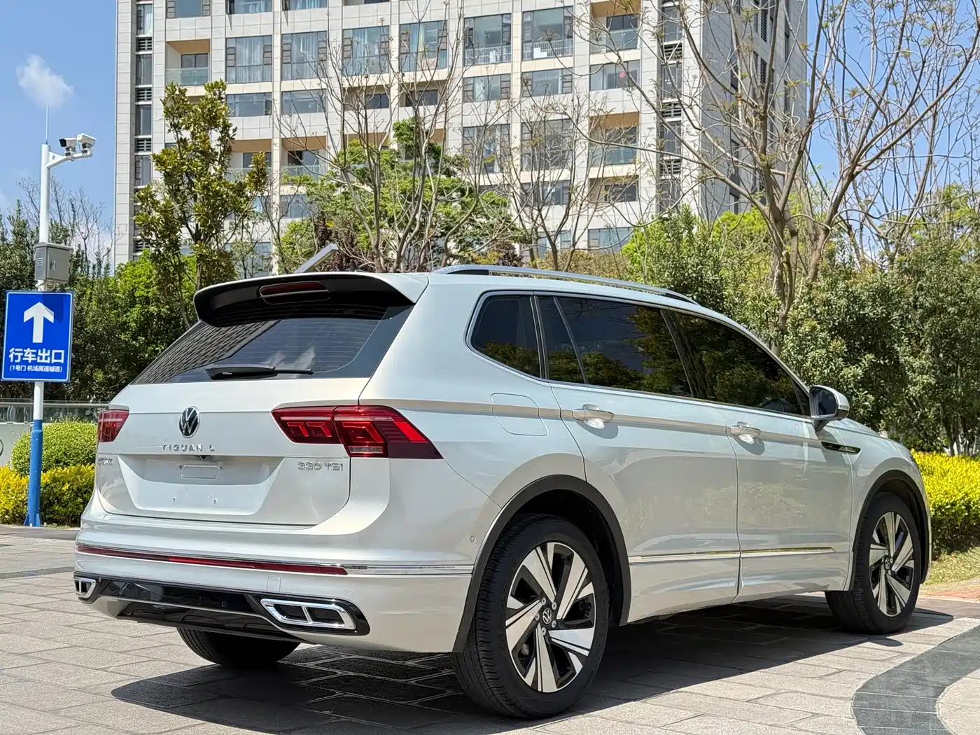 Volkswagen Tiguan L 2023 Facelift 330TSI Auto FWD R-Line Premium фото 4