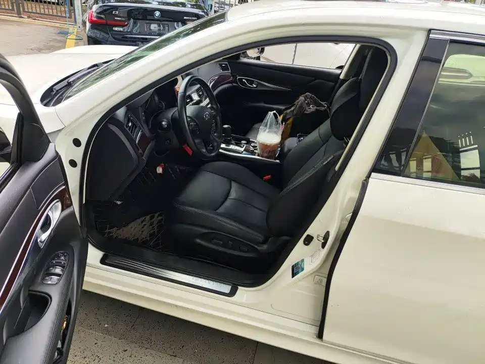 Photo 5 - Infiniti Q70