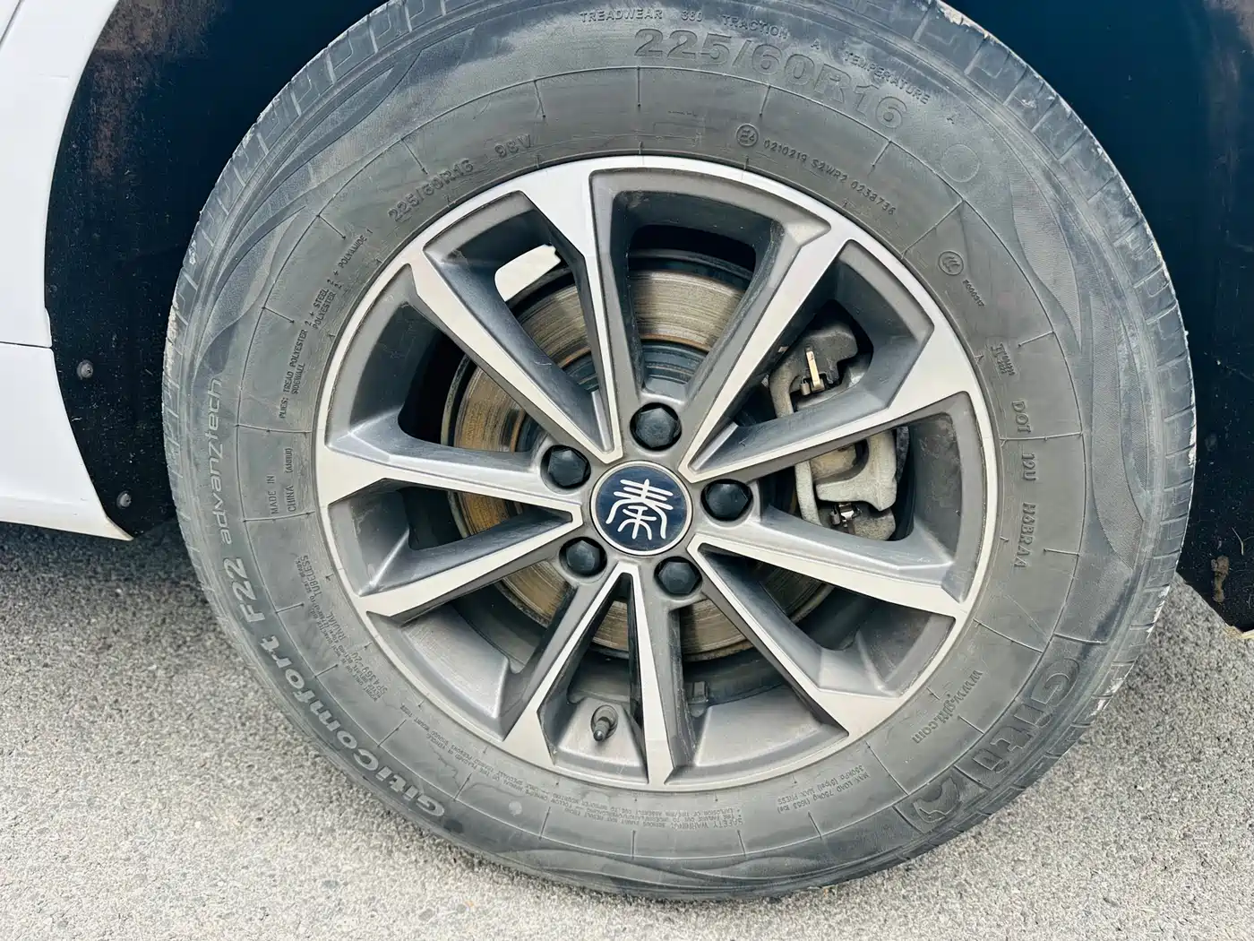 BYD Qin PLUS 2024 Glory Edition DM-i 55KM Leading фото 22
