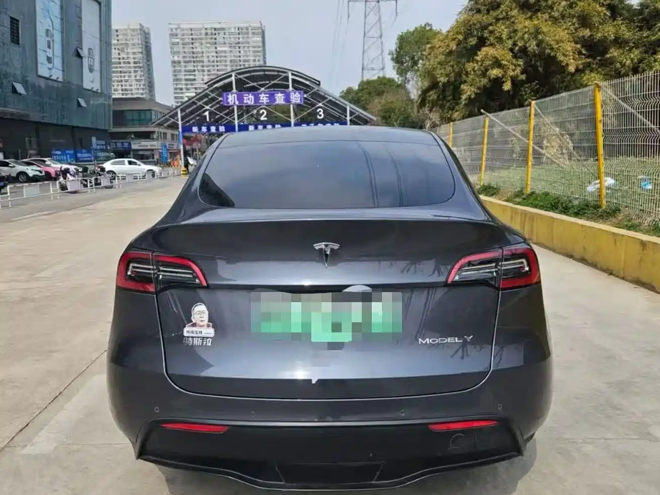 TESLA MODEL Y