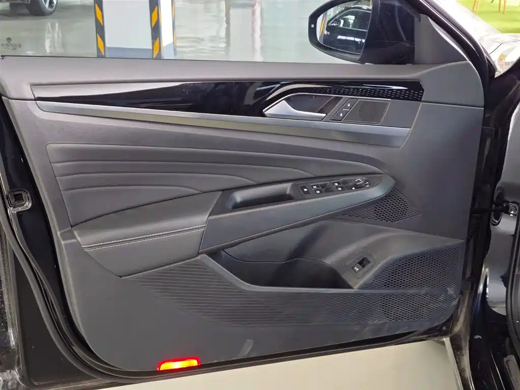 Volkswagen Passat 2022 330TSI Starlight Elite Edition фото 10