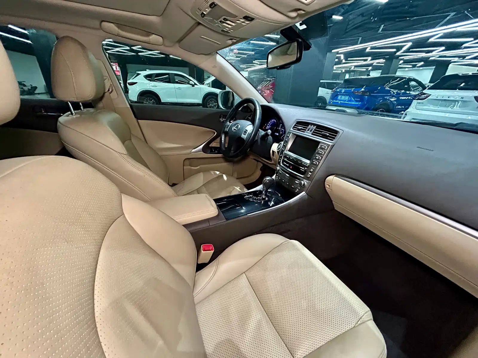 Фото 32 - Lexus IS