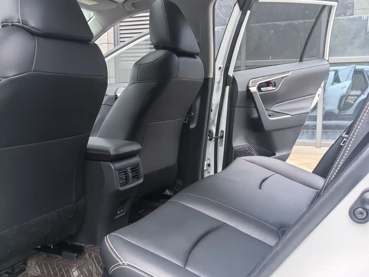 Toyota RAV4 Rongfang Dual Engine E+ 2021 2.5L 2WD Elite Pro фото 12