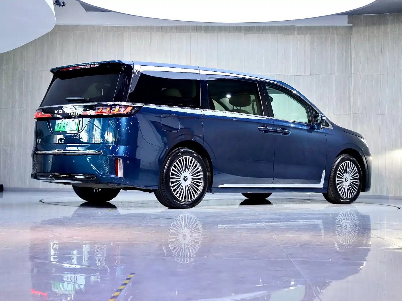 Voyah Auto Voyah Dreamer 2025 PHEV AWD Flagship Kunpeng Edition фото 3