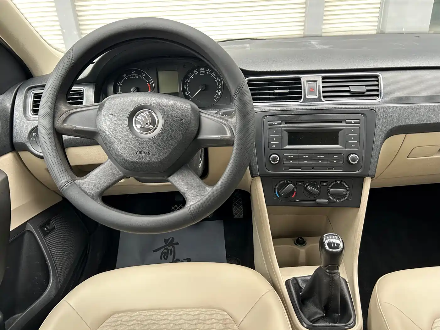 Škoda Rapid 2013 1.6L Manual Smart Selection фото 10