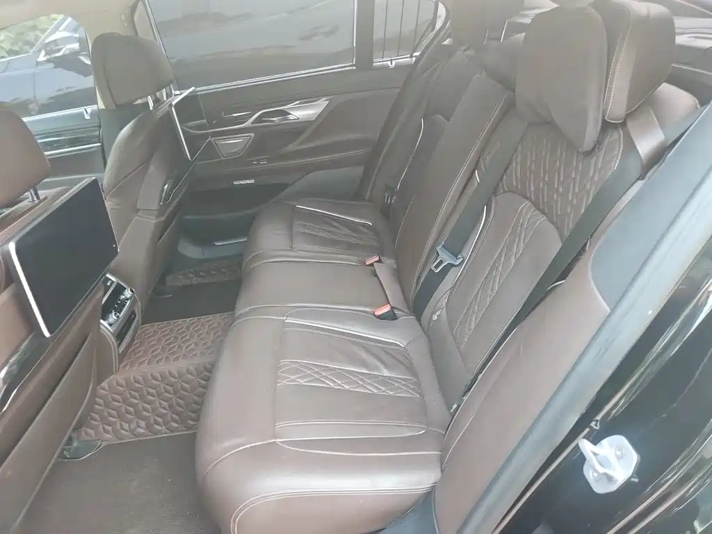 Photo 15 - BMW 7 Series