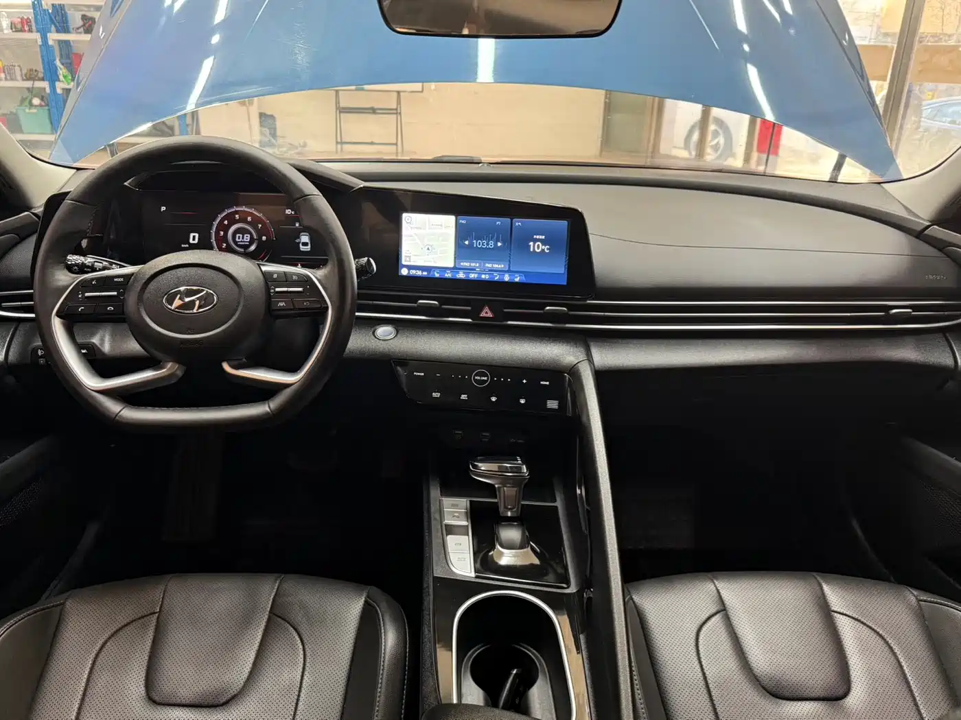 Hyundai Elantra 2022 1.5L CVT LUX Premium Edition фото 20