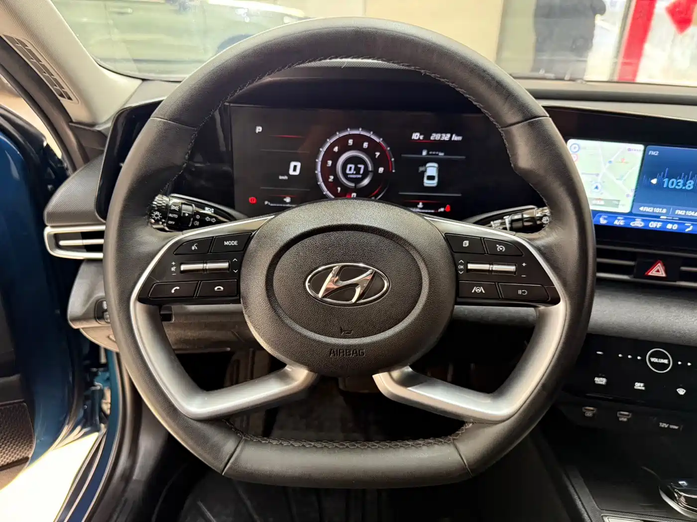Hyundai Elantra 2022 1.5L CVT LUX Premium Edition фото 11