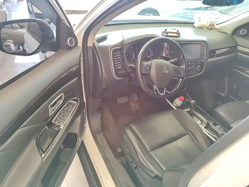 MITSUBISHI OUTLANDER