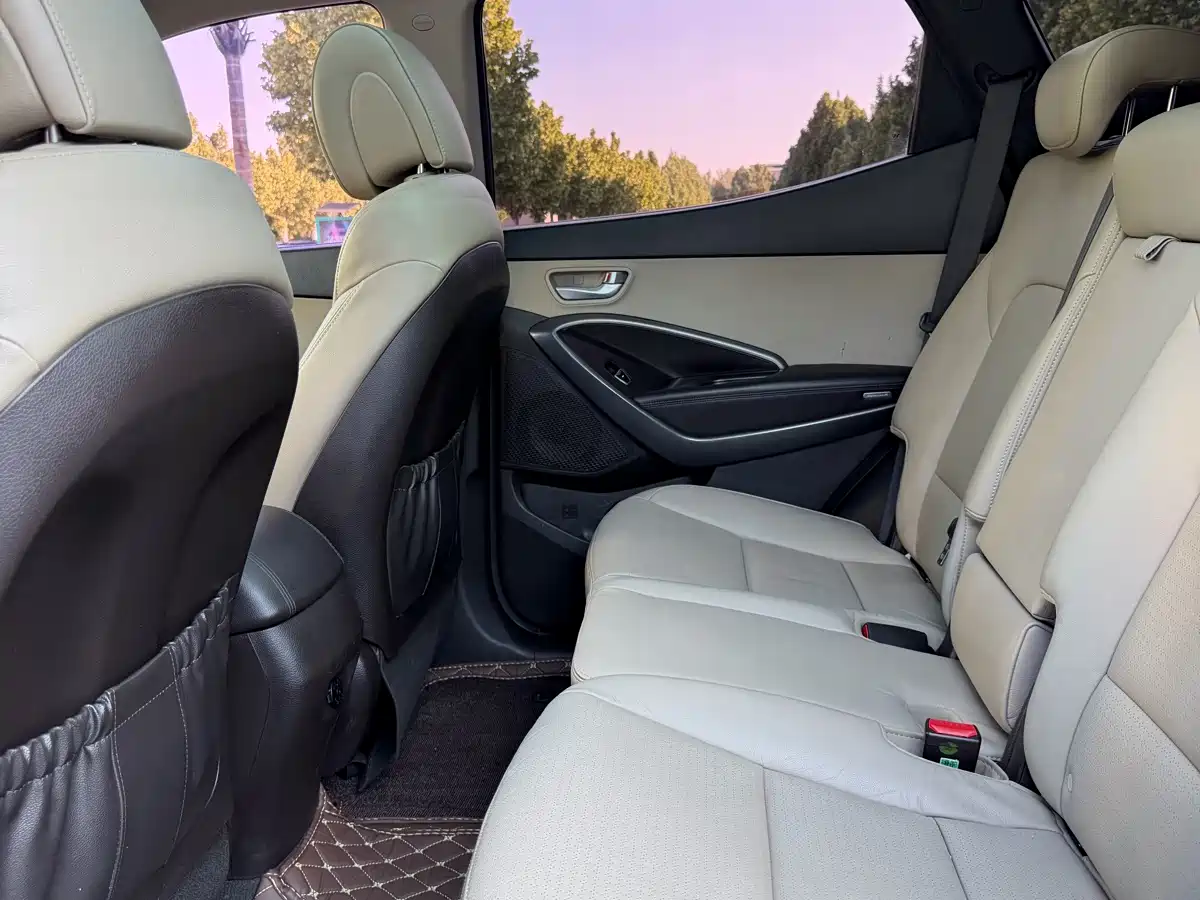 Hyundai Santa Fe (Import) 2013 3.0L 4WD Comfort Navigation Edition 7-Seater Euro V фото 9