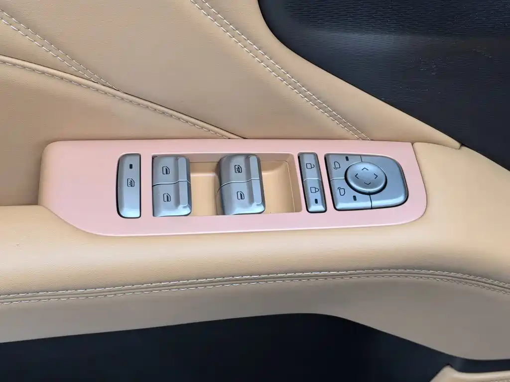 Фото 9 - Wuling Motors Starlight 560 NEV
