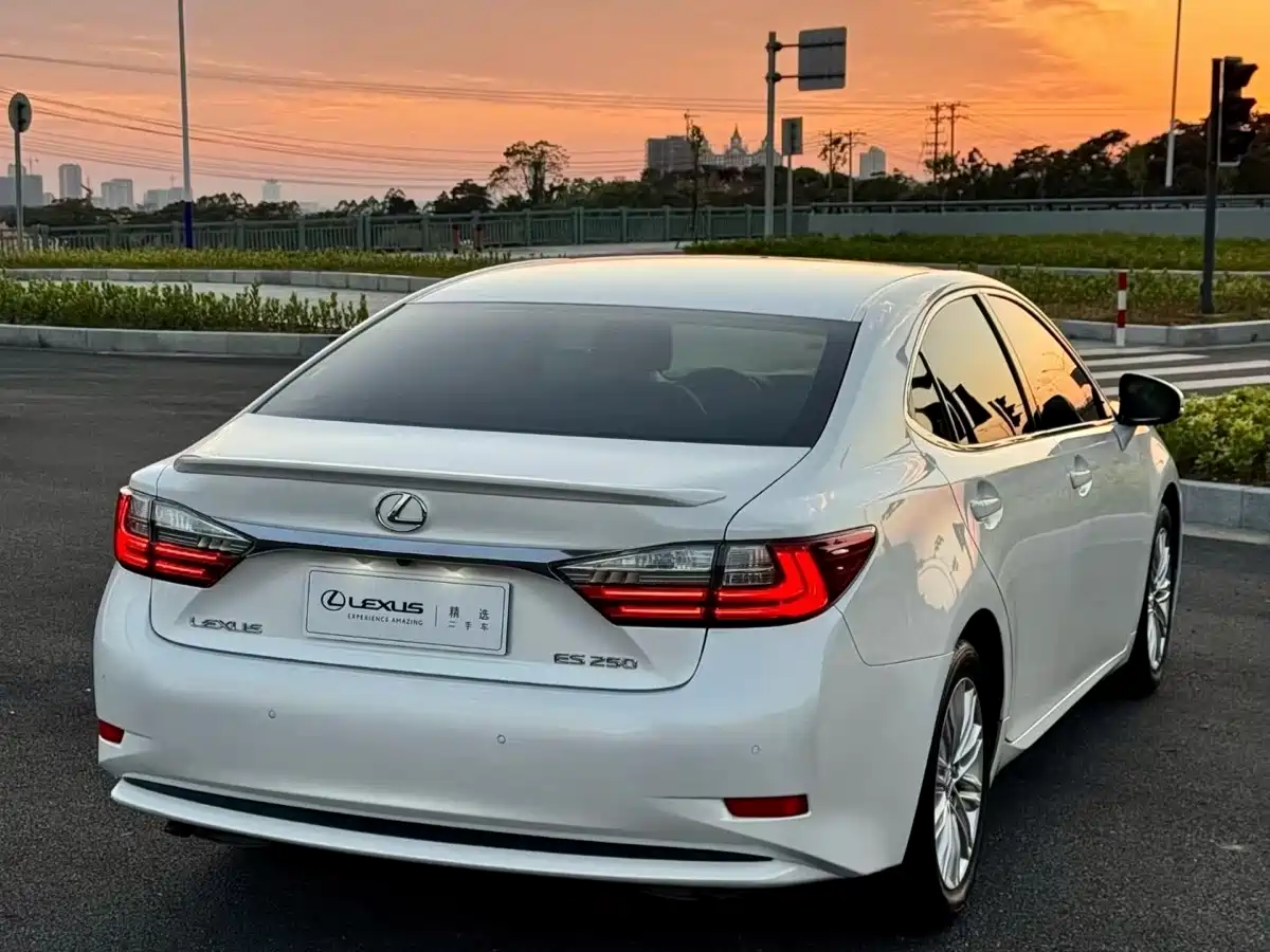 Lexus ES 2015 250 Elegance Edition фото 7