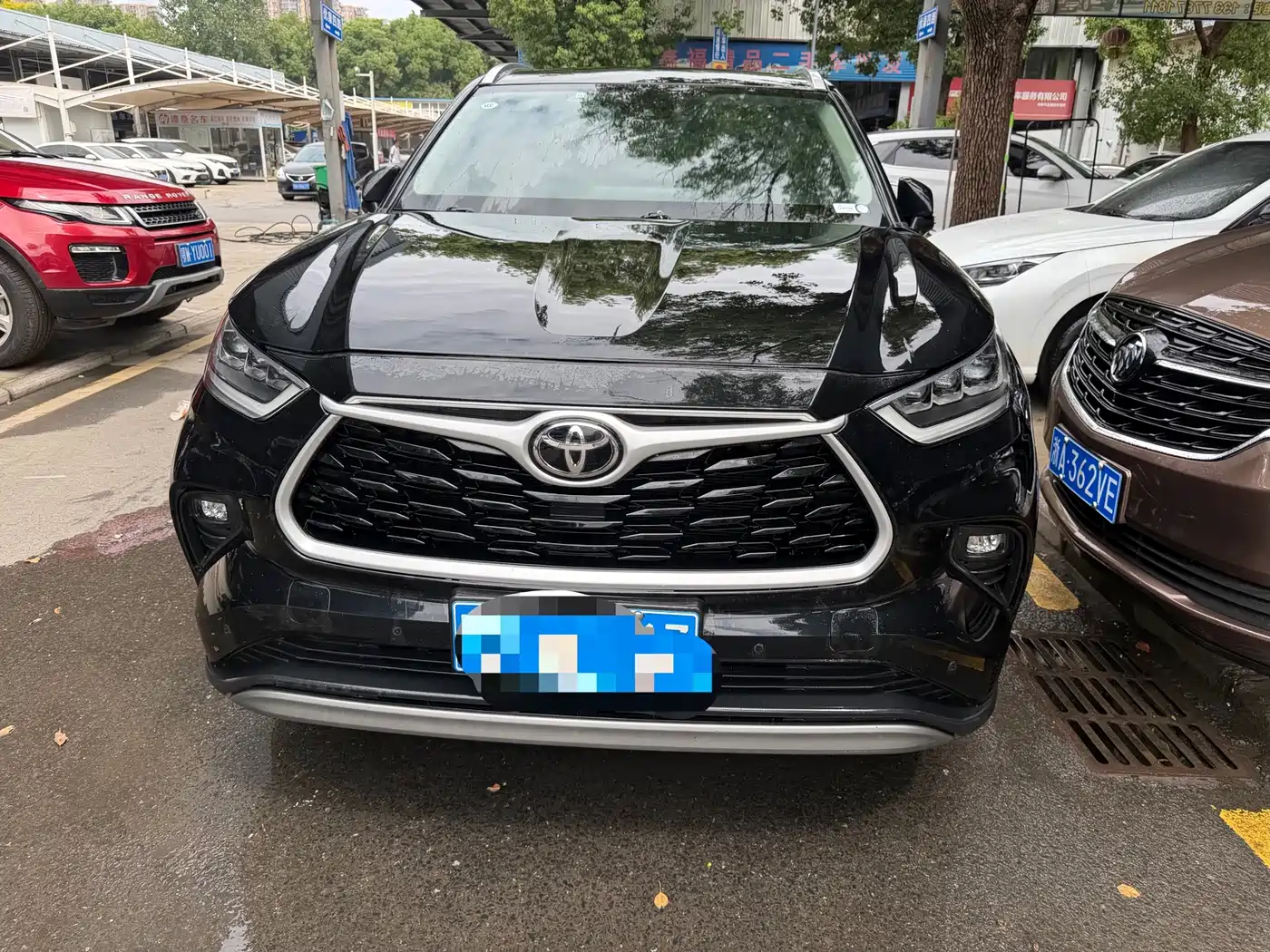 Photo 2 - Toyota Highlander