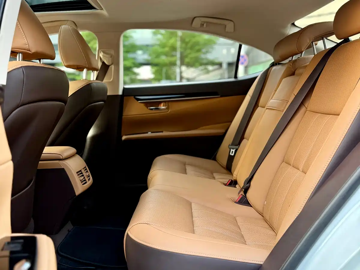 Photo 18 - Lexus ES