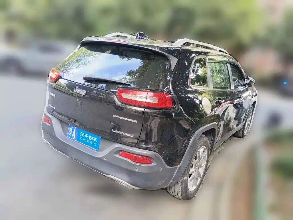Photo 5 - Jeep Cherokee