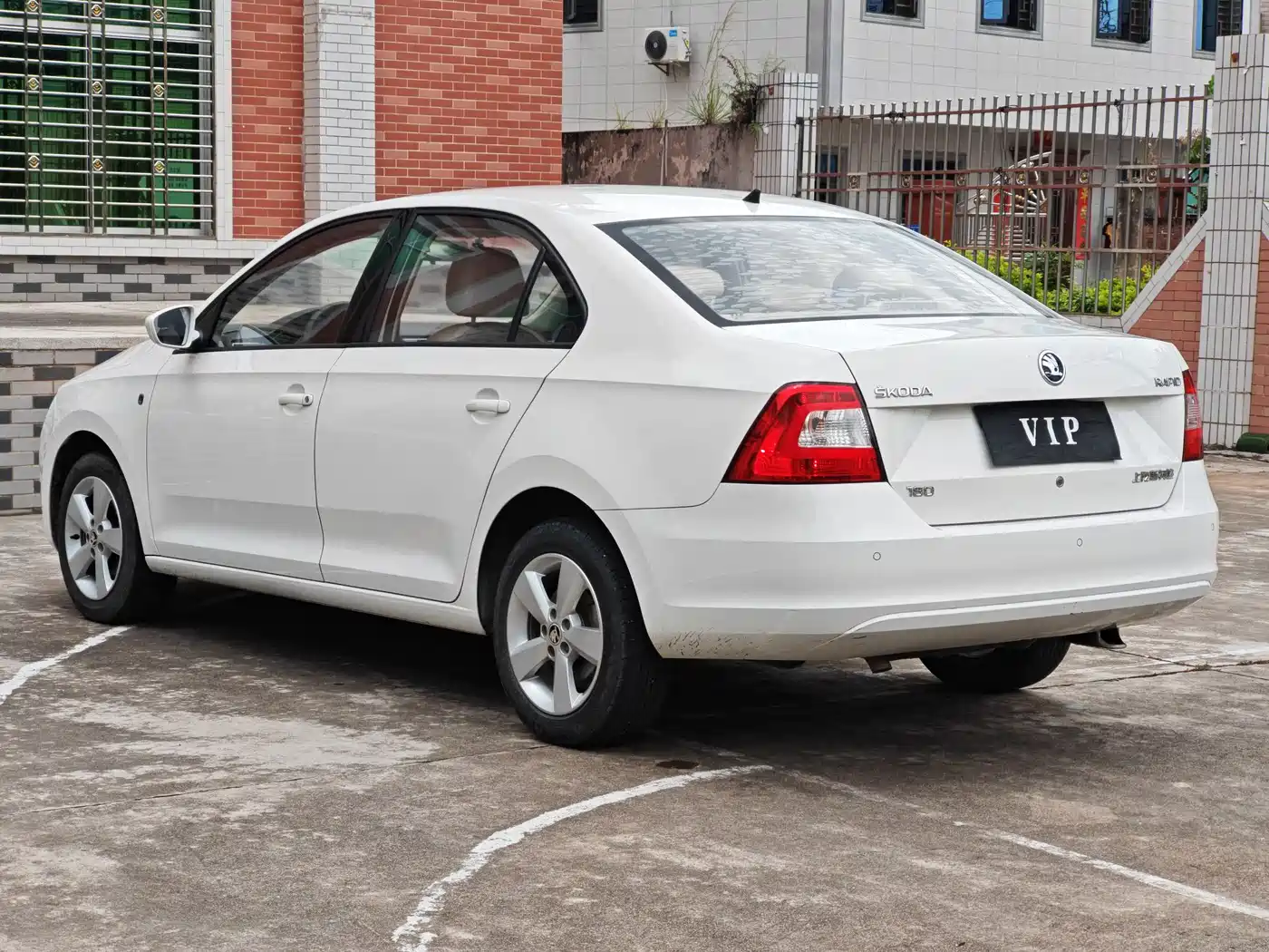 Škoda Rapid 2016 1.6L Automatic Pioneer Edition фото 9