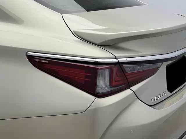 Photo 13 - Lexus ES