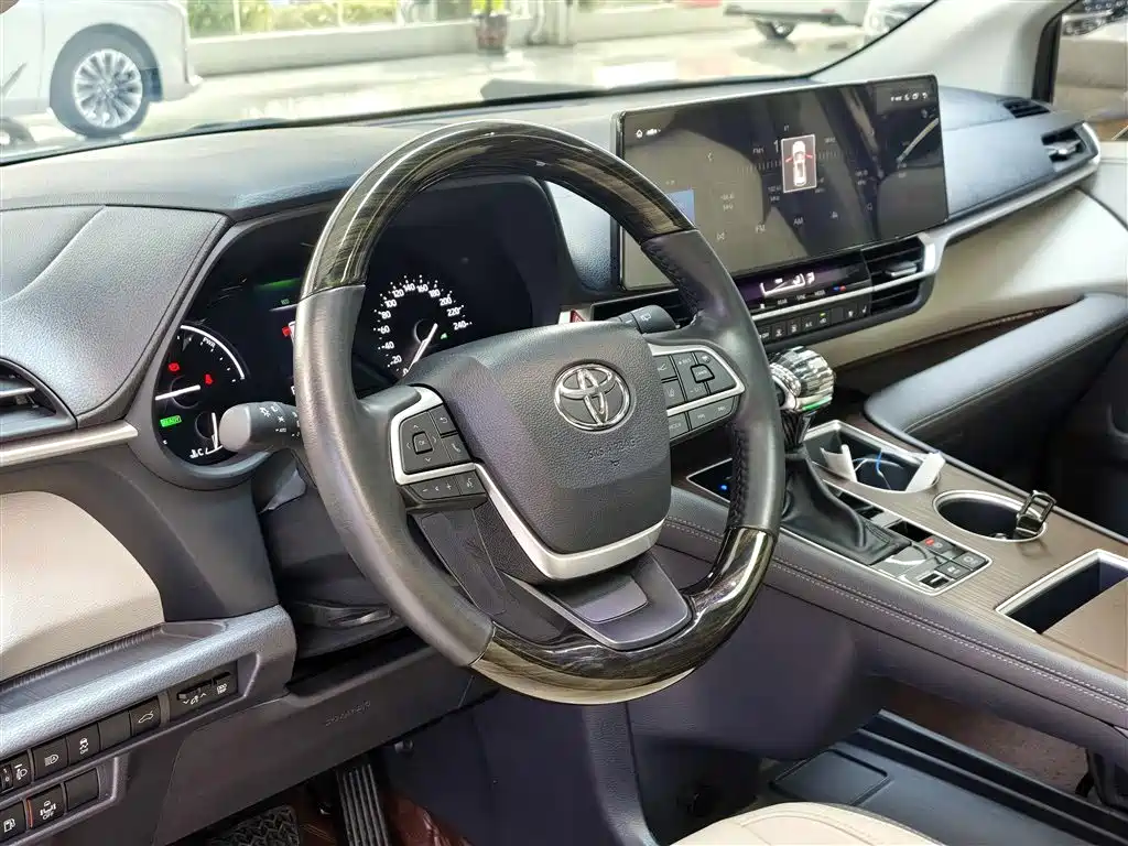 TOYOTA SIENNA