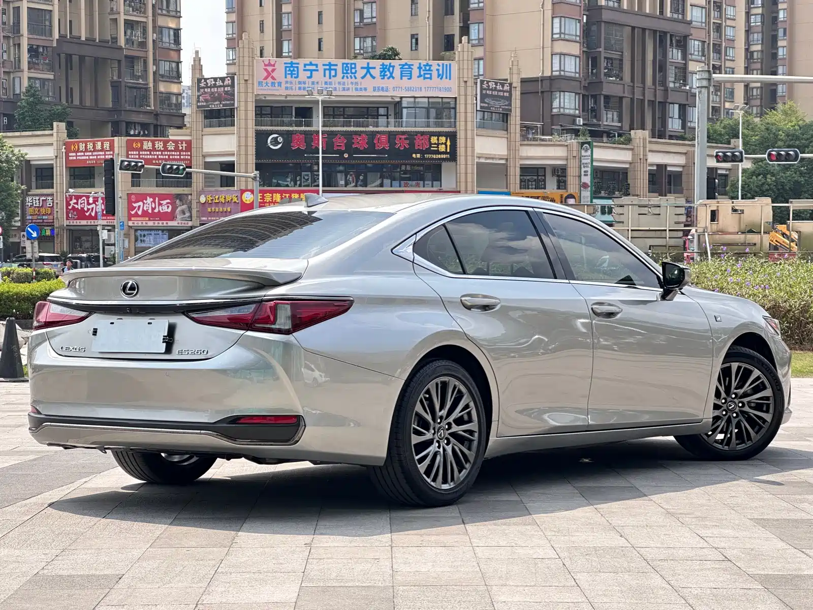 Photo 5 - Lexus ES