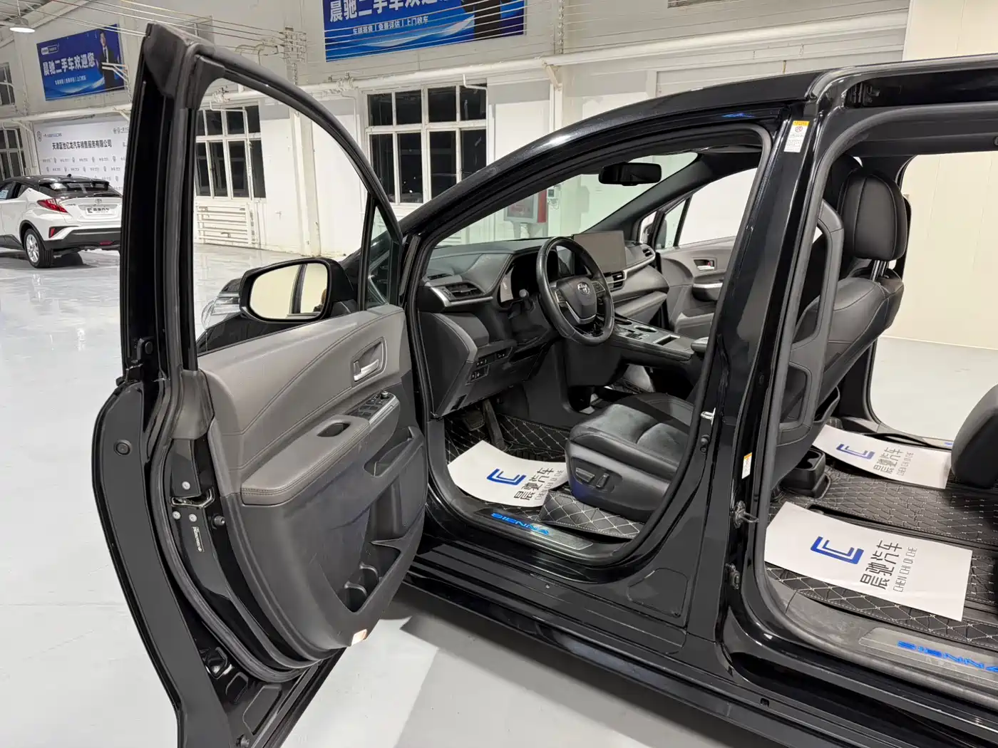 Toyota Sienna 2021 2.5L Hybrid Premium Edition фото 11