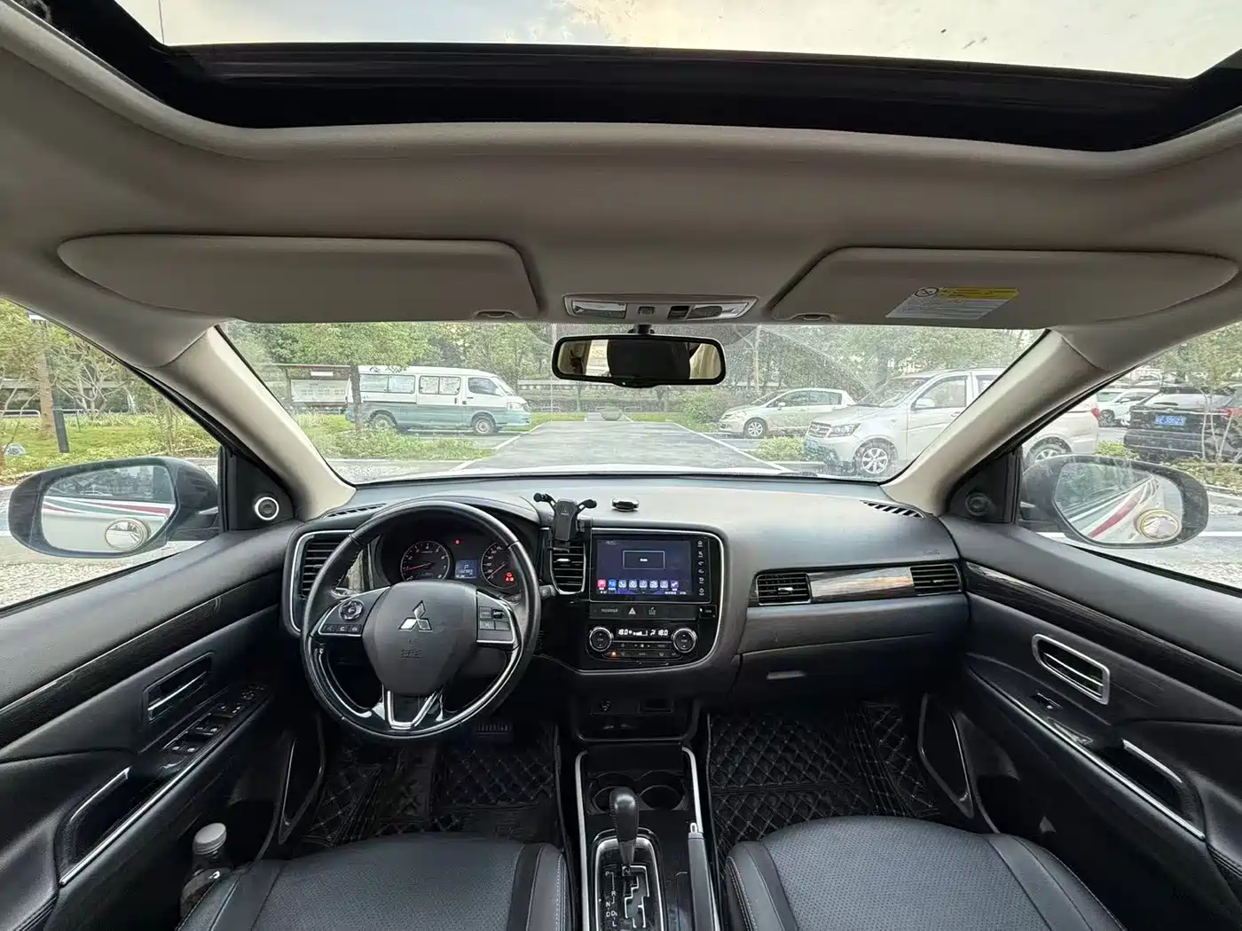 MITSUBISHI OUTLANDER