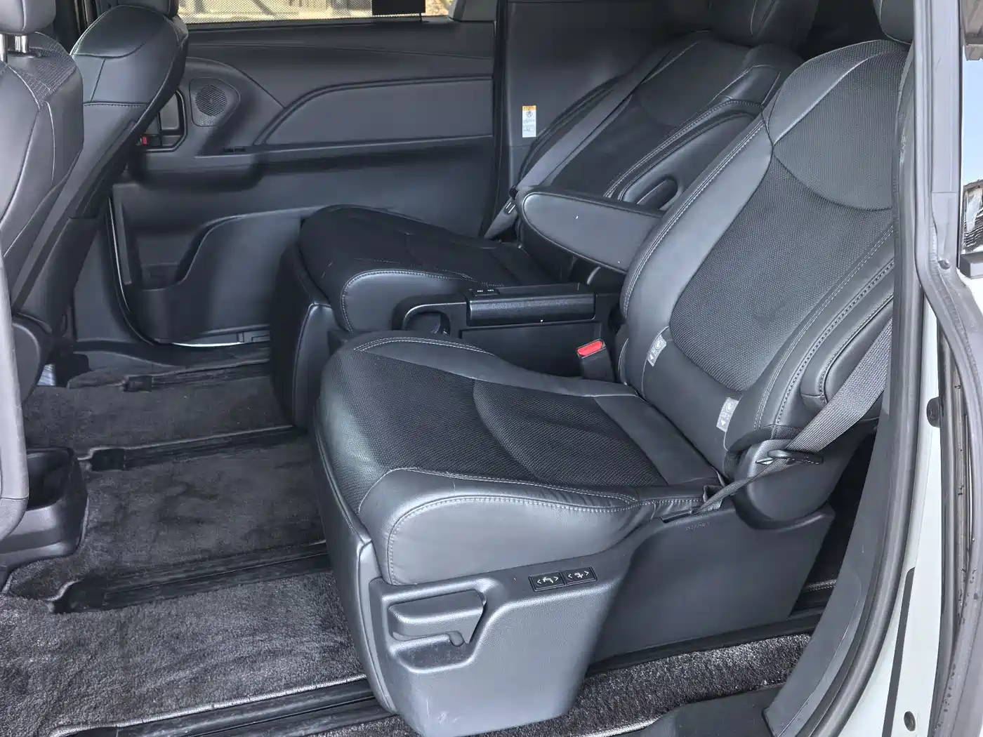 Toyota Sienna 2024 2.5L Hybrid 4WD Premium Edition фото 5