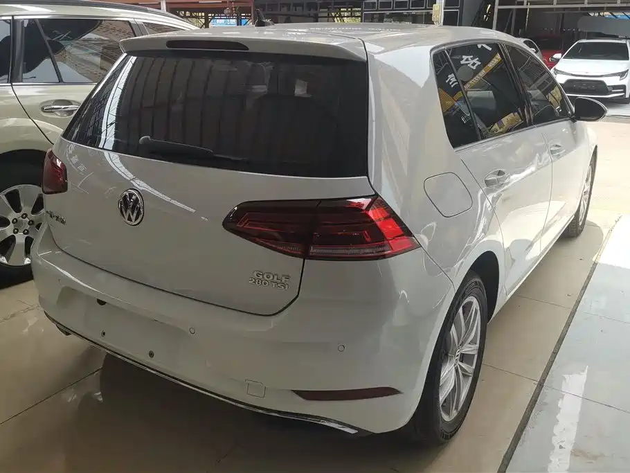 VOLKSWAGEN GOLF