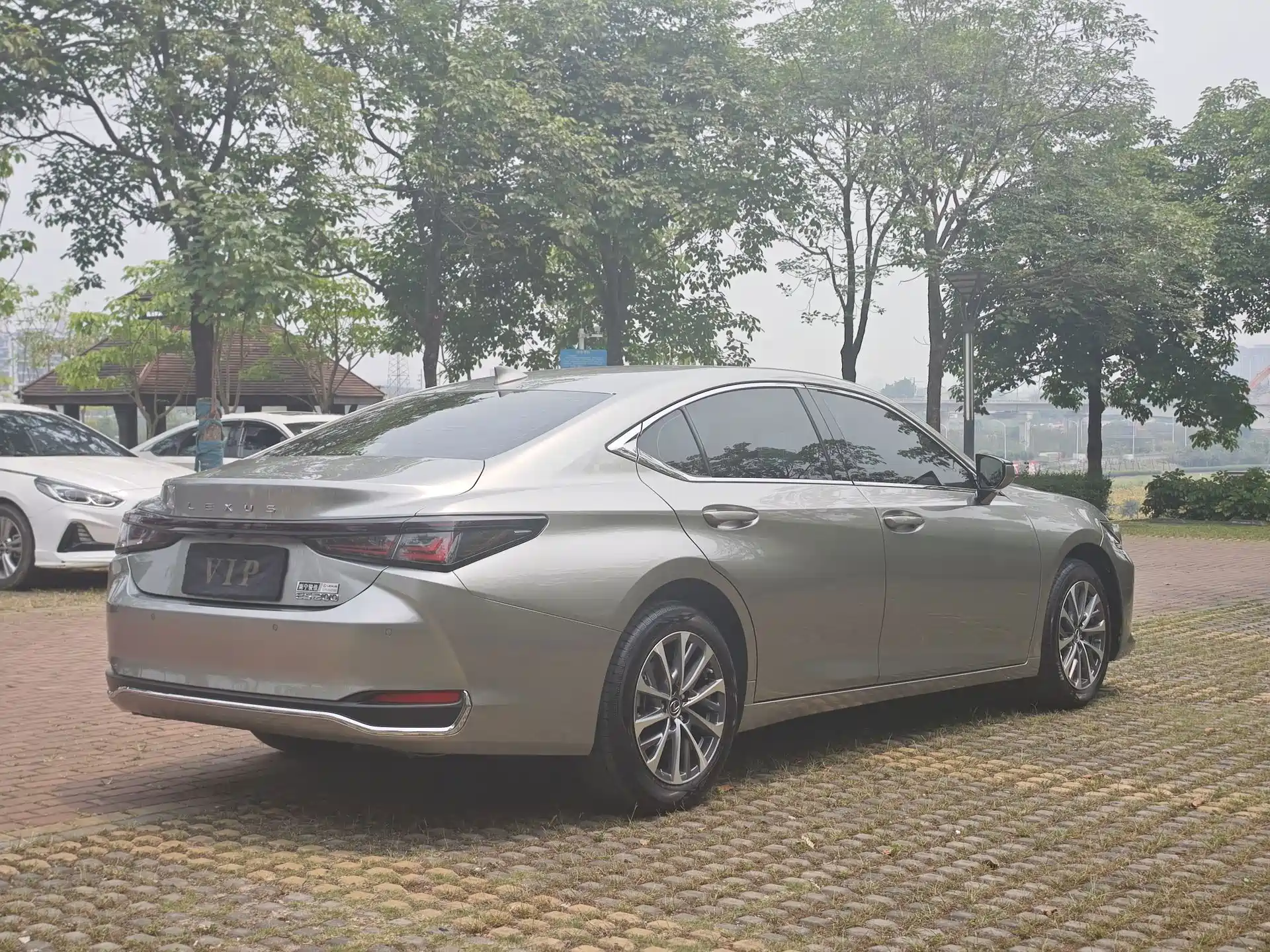 Фото 7 - Lexus ES