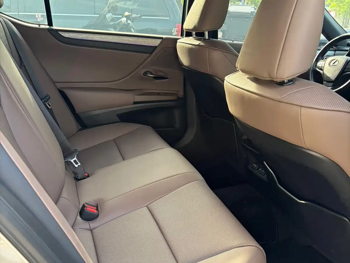 Lexus ES 2025 200 Ultimate Edition фото 8