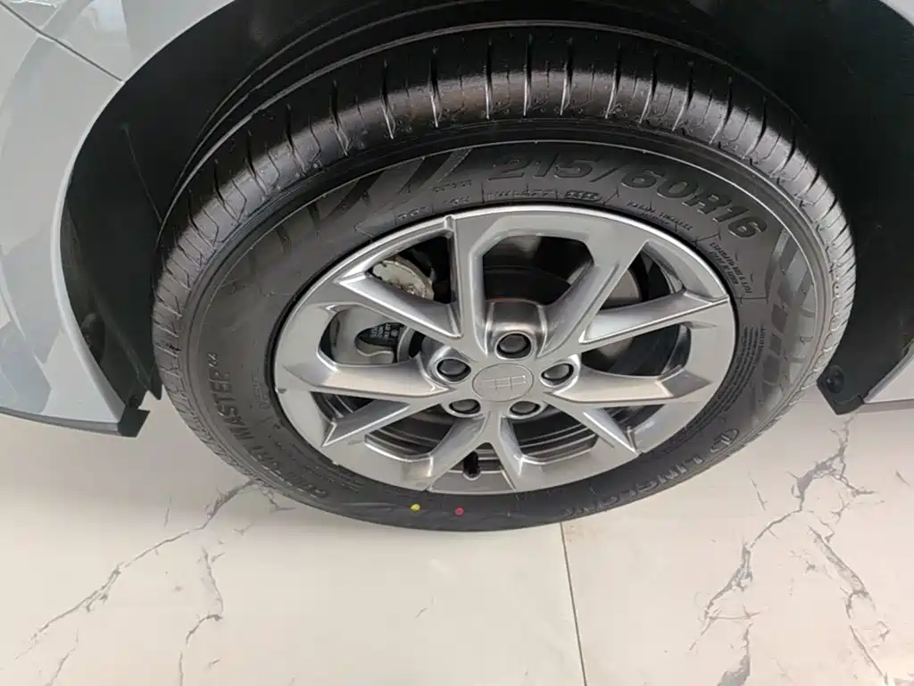 Geely Galaxy Galaxy L6 2025 2025 EM-i 60km Voyage Edition