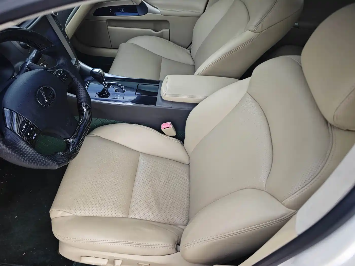 Фото 10 - Lexus IS