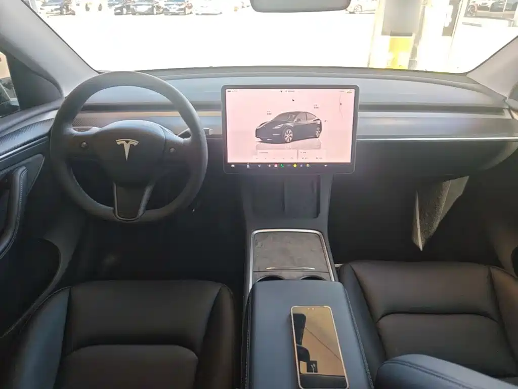 Photo 10 - Tesla Model Y