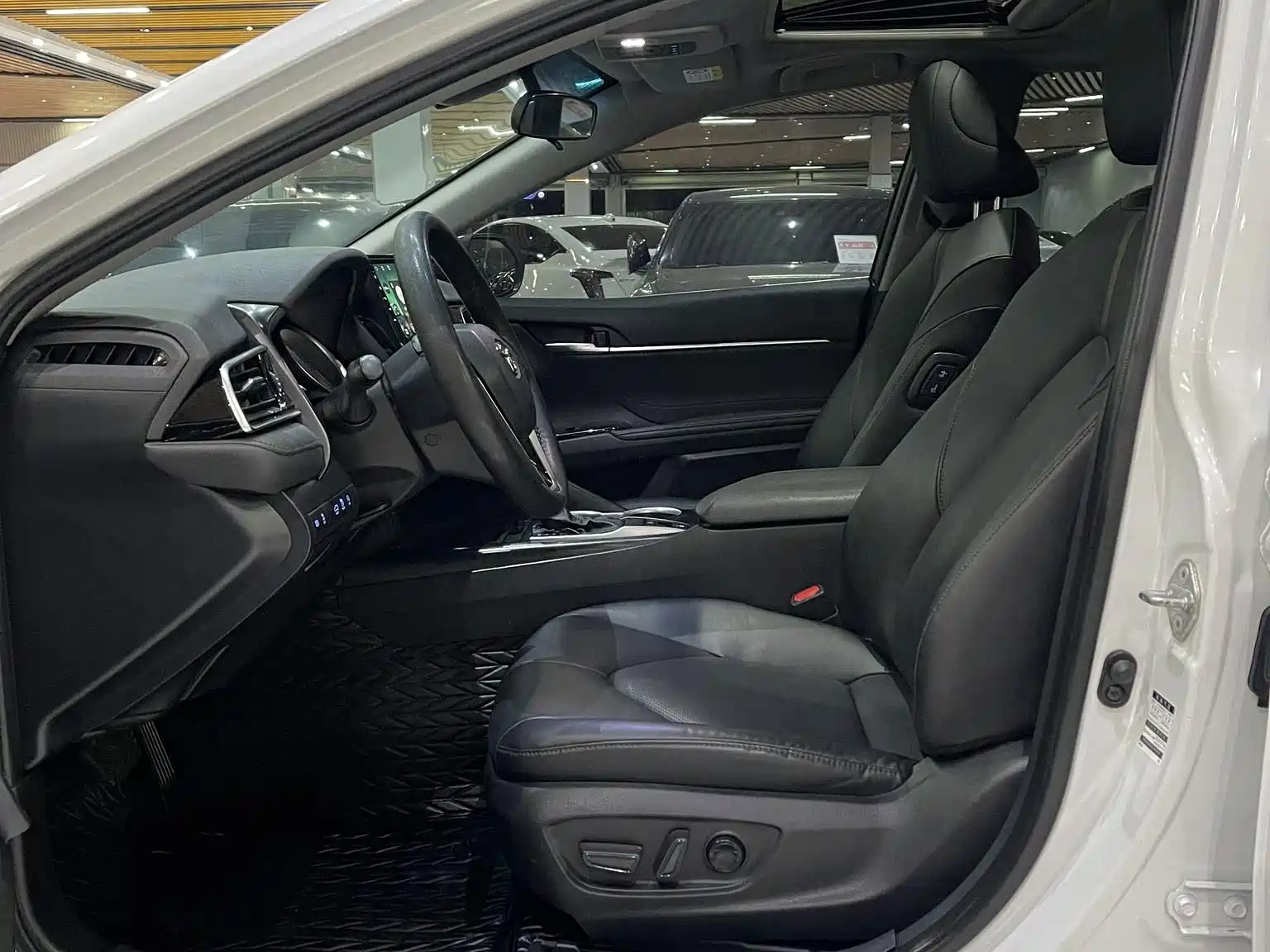 Фото 4 - Toyota Camry