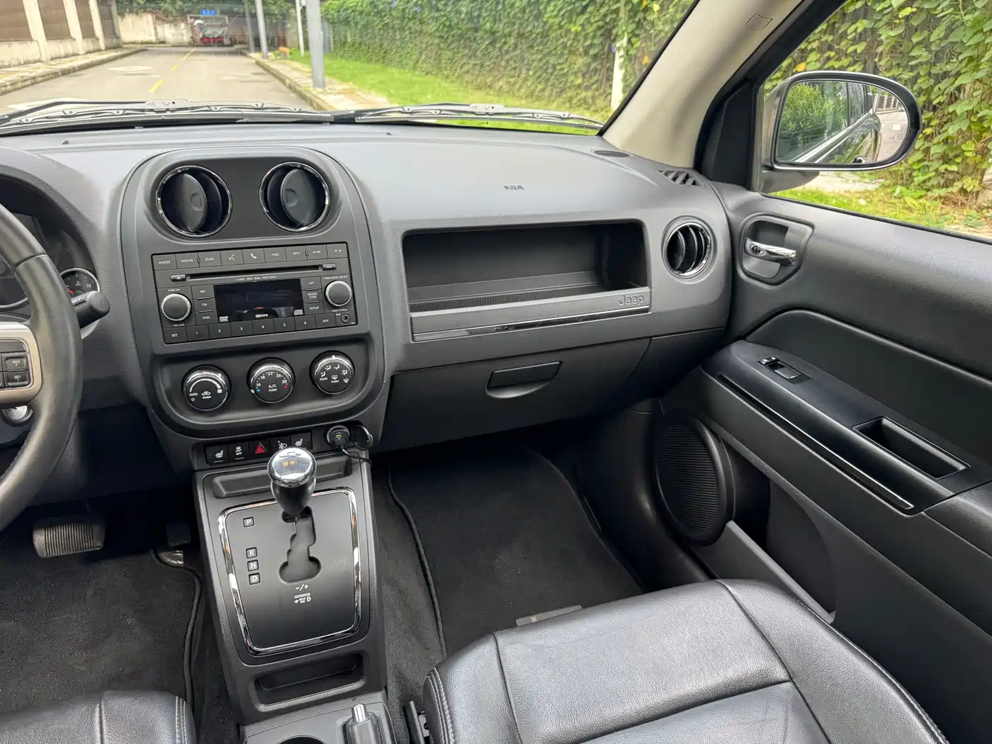 Photo 17 - Jeep Compass (Import)